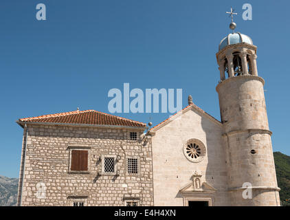 Notre Dame de l'église de roches sur l'îlot artificiel près de Perast, baie de Kotor, Monténégro. Banque D'Images