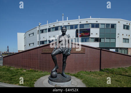 Jimmy Structure statue se dresse fièrement à l'extérieur de Blackpool Football Club's Bloomfield Road Stadium Banque D'Images