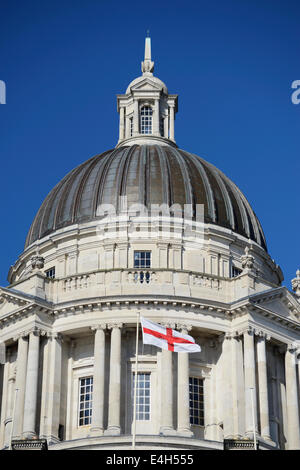 Dôme du Port de Liverpool building à Pier Head, Liverpool avec le drapeau de St George qui souffle dans la brise Banque D'Images