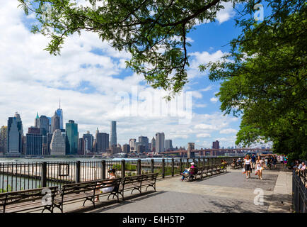 L'horizon de Manhattan et Brooklyn Bridge vue à travers l'East River Esplanade de Brooklyn Heights, New York, NY, USA Banque D'Images