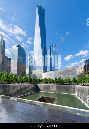 Piscine du sud de Mémorial National du 11 septembre avec One World Trade Center (Freedom Tower) derrière, Manhattan, NYC, New York City, USA Banque D'Images