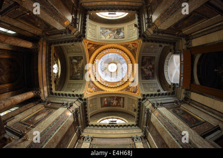 ROME, ITALIE - 9 juillet 2014 : Intérieur de la Coupole néo-classique, la basilique des Saints Jean et Paul situé sur Célius. Banque D'Images