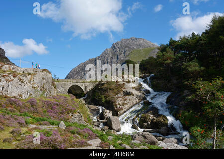 Les touristes d'admirer le paysage de Snowdonia par Ogwen Falls à Pont Pen y Benglog dans le Nord du Pays de Galles. Banque D'Images