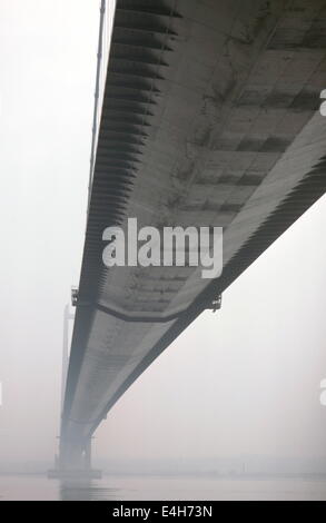 AJAXNETPHOTO. HULL, Angleterre-RIVER CROSSING-LE 2 220 mètres de LONG SUSPENSION HUMBER BRIDGE ROAD.PHOTO:JONATHAN EASTLAND/AJAX Banque D'Images