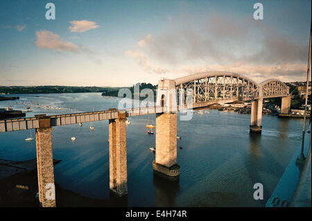 AJAXNETPHOTO. PLYMOUTH, ENGLAND.BRUNEL'S PONT DE CHEMIN DE FER TRAVERSANT LA RIVIÈRE TAMAR. PHOTO : JONATHAN EASTLAND/AJAX REF:6049 18 20 Banque D'Images