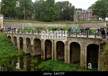 10.07.2014. Arras à Reims, France. Tour de France en vélo, l'étape 6. Le peleton traverse un vieux pont de pierre Banque D'Images