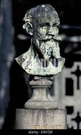 AJAXNETPHOTO. PARIS, FRANCE. - Buste d'ÉDOUARD MANET ARTISTE SUR SA tombe au cimetière de Passy. PHOTO:JONATHAN EASTLAND/AJAX Banque D'Images