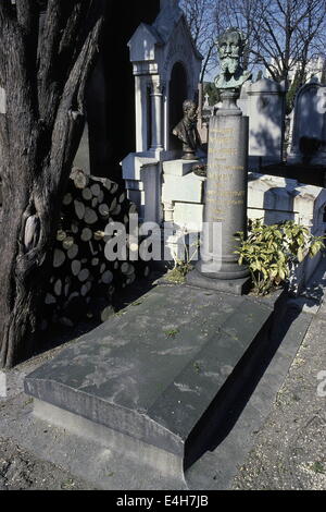 AJAXNETPHOTO. PARIS,FRANCE. - Buste d'ÉDOUARD MANET ARTISTE SUR SA tombe au cimetière de Passy. PHOTO:JONATHAN EASTLAND/AJAX Banque D'Images