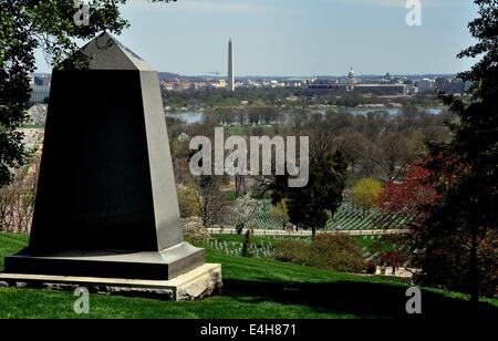 Arlington, Virginia : vue sur le Washington Monument et distant U. S Capitol du Cimetière National d'Arlington Banque D'Images