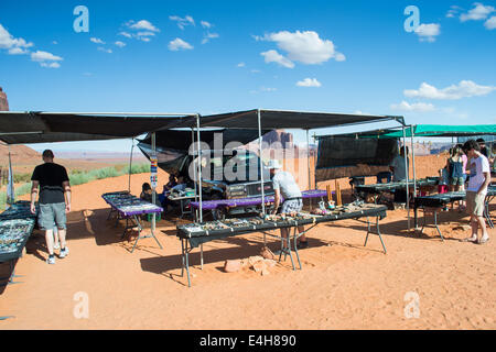 Monument Valley, Utah, USA-Août 6,2012 : à l'intérieur du monument valley park les Indiens Navajo show à touristes leurs pr Banque D'Images