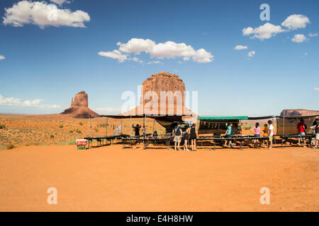 Monument Valley, Utah, USA-Août 6,2012 : à l'intérieur du monument valley park les Indiens Navajo show à touristes leurs pr Banque D'Images