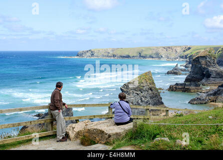 Les visiteurs d'admirer la côte de Cornouailles au bedruthan steps à North Cornwall, England, UK Banque D'Images