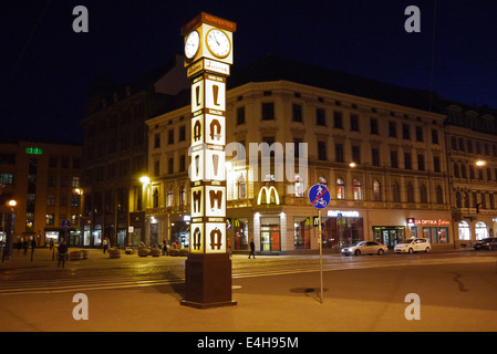 Horloge Laima dans la vieille ville de Riga, Lettonie Banque D'Images