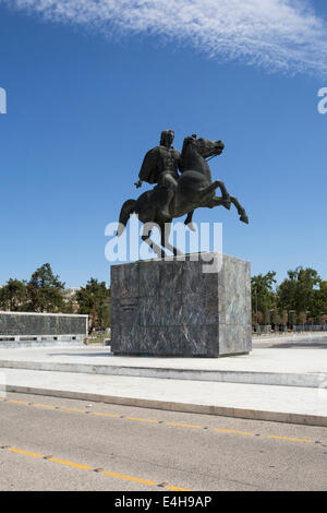 Statue d'Alexandre le Grand et son cheval Bucephalus, lors d'un matin ensoleillé, dans la ville de Thessalonique, Grèce. Banque D'Images