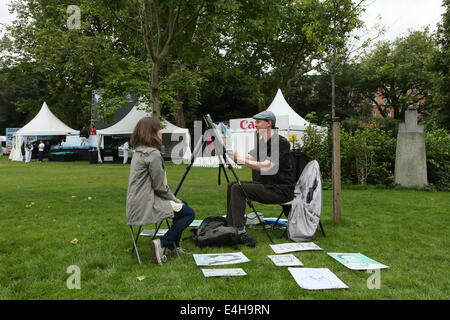 Dublin, Irlande. 11 juillet, 2014. Un artiste peint un portrait à la spectaculaire ville de soins de Laya à Dublin. L'événement de rue dans Merrion Square attire des centaines de visiteurs. Credit : Brendan Donnelly/Alamy Live News Banque D'Images