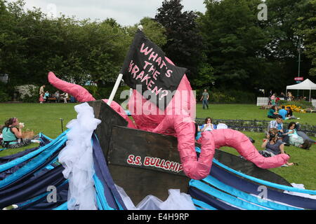 Dublin, Irlande. 11 juillet, 2014. Un grand modèle d'un "Kraken" au Laya Healthcare City spectaculaire dans Dublin. L'événement de rue dans Merrion Square attire des centaines de visiteurs. Credit : Brendan Donnelly/Alamy Live News Banque D'Images