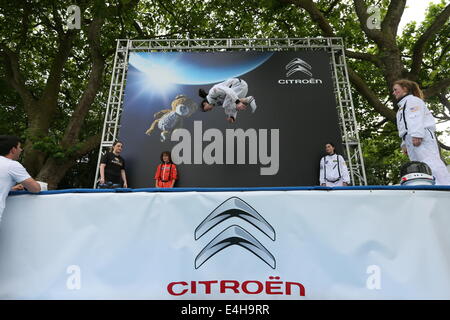 Dublin, Irlande. 11 juillet, 2014. Un trampoline afficher par Citroën lors de la spectaculaire ville de soins de Laya à Dublin. L'événement de rue dans Merrion Square attire des centaines de visiteurs. Credit : Brendan Donnelly/Alamy Live News Banque D'Images