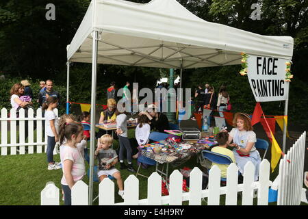 Dublin, Irlande. 11 juillet, 2014. La peinture du visage à la spectaculaire ville de soins de Laya à Dublin. L'événement de rue dans Merrion Square attire des centaines de visiteurs. Credit : Brendan Donnelly/Alamy Live News Banque D'Images