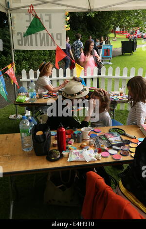 Dublin, Irlande. 11 juillet, 2014. La peinture du visage à la spectaculaire ville de soins de Laya à Dublin. L'événement de rue dans Merrion Square attire des centaines de visiteurs. Credit : Brendan Donnelly/Alamy Live News Banque D'Images