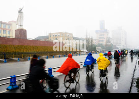 Les cyclistes colorés par l'immense statue de Mao Zedong à Chengdu Tianfu Square dowtown, Chine Banque D'Images