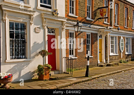 Maisons mitoyennes avec Londres rue pavée, baigné de soleil. Banque D'Images