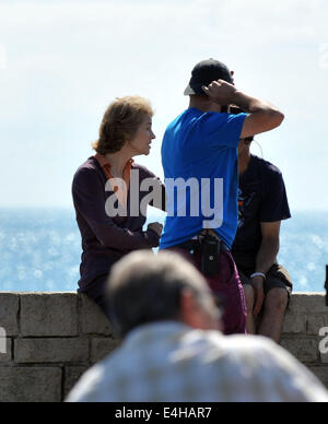 Charlotte Rampling tournage dans la chaleur de l'été, la deuxième série de Broadchurch près du même endroit que vit un knifeman arrêté par la Police du Dorset, la veille. 11 juillet, 2014 Photo : Service de presse de Dorset Banque D'Images