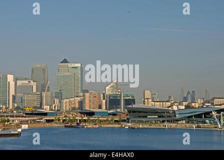 Canary Wharf et les gratte-ciel qu'il contient font partie intégrante de la ville moderne de Londres Banque D'Images