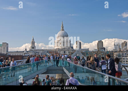 Le Millenium Bridge sur la Tamise dans le centre de Londres est le nouveau pont sur la rivière, avec une vue imprenable sur St Pauls Banque D'Images