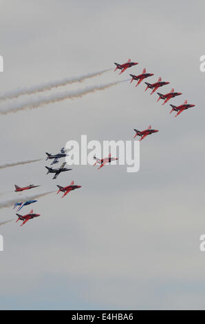 Les flèches rouges ont été le thème d'un événement spécial le vendredi du Royal International Air Tattoo (RIAT) à la RAF Fairford, avec les équipes de Patrouille de France, Patrouille Suisse Banque D'Images