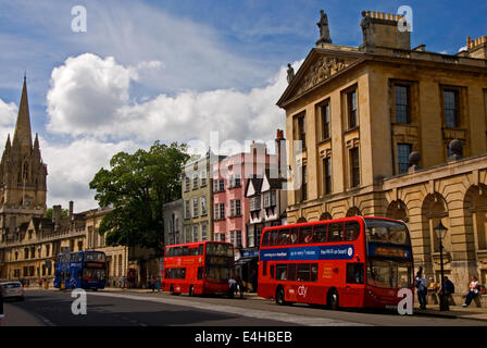 High Street, ou 'le haut' à Oxford avec un trio d'autobus en attente à plusieurs arrêts de bus. Banque D'Images