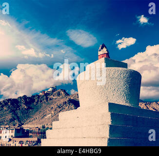 Effet Retro Vintage style hipster image filtrée voyage de chorten blanchis et Tsemo gompa et fort. Leh, Ladakh, Inde Banque D'Images
