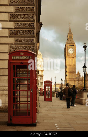 Londres, UK - OCT 27 : Street view avec Big Ben et téléphone fort le 27 septembre 2013 à Londres, au Royaume-Uni. Londres est le plus Banque D'Images