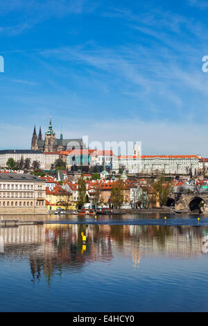 Vue sur le Pont Charles sur la Vltava et Gradchany (Château de Prague) et de la cathédrale Saint-Guy Banque D'Images