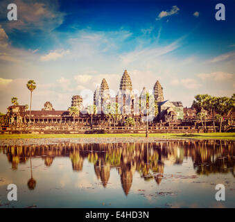 Effet Retro Vintage style hipster image filtrée de voyage du Cambodge Angkor Wat historique avec la réflexion dans l'eau Banque D'Images