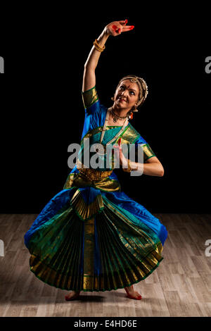 Jeune femme belle danseuse interprète de danse classique indienne Bharatanatyam Banque D'Images