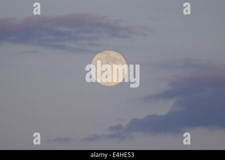 Middletown, New York, USA. 11 juillet, 2014. La presque pleine lune se lève à travers les nuages vus de Middletown, New York. Crédit : Tom Bushey/ZUMA/Alamy Fil Live News Banque D'Images