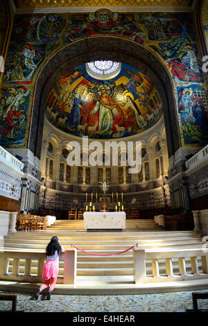 Jeune fille priant à genoux Sanctuaire Sainte Thérèse de Lisieux Basilique Petite Fleur France Europe Banque D'Images