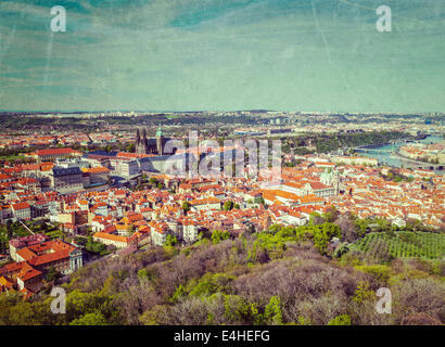 Retro Vintage style hipster image de voyage vue aérienne de Hradchany de Prague : la Saint Vitus (St. Vitt's) Cathédrale Banque D'Images