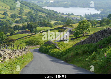 Le lac Windermere vu du haut de la puce, à la recherche en bas de la route qui relie Windermere de Ullswater, Banque D'Images