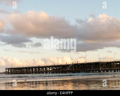 Pont de bois s'étendant jusqu'à l'océan Banque D'Images