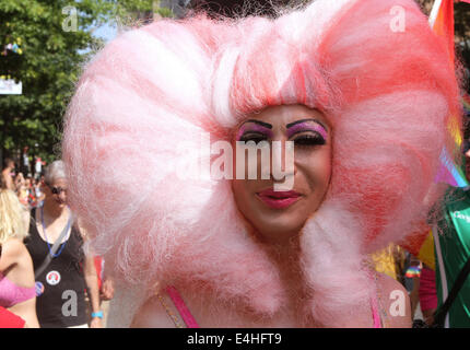 Artiste drag queen colorés pose dans la 45e New York City Gay Pride Parade à Greenwich Village, New York. Banque D'Images