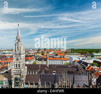 Vue sur Munich : La Place Marienplatz, le Neues Rathaus et de la Frauenkirche, église Saint Pierre. Munich, Allemagne Banque D'Images