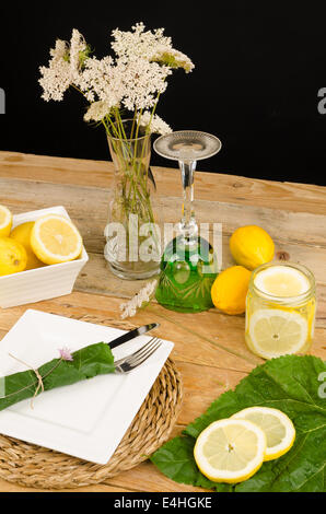 Table rustique avec un réglage avec des fruits d'été. Banque D'Images