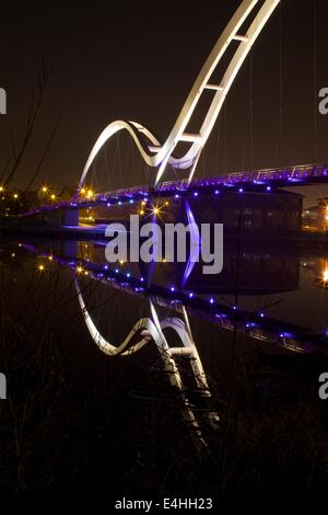 Pont de l'infini dans Stockton On Tees reflétée sur la rivière ci-dessous