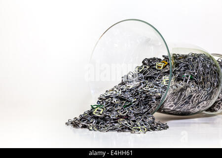 Un vase en verre rempli de meubles, jaune et gris et verts Banque D'Images