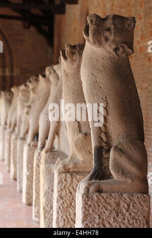 Plusieurs statues d'un couvent en musée des Augustins, Toulouse, France. Banque D'Images