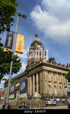 Publicité bannières départ du tour de france par l'hôtel de ville de Leeds Yorkshire Royaume Uni Banque D'Images