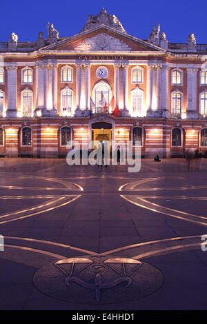 Toulouse, place du Capitole par nuit Banque D'Images