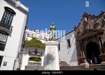 Plaza de Espana avec église Iglesia Matriz de El Salvador et le monument de Manuel Hernandez Diaz à Santa Cruz de La Palma, Banque D'Images