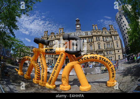 Vélo gonflables géants en ville carrés marquant le départ du tour de France dans le Yorkshire leeds united kingdom Banque D'Images